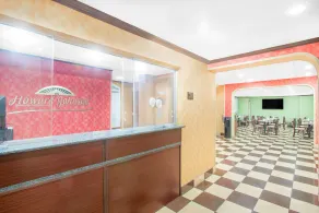 Howard Johnson by Wyndham North Bergen - Hall
