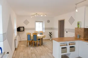 Ferienhaus mit Grill und Terrasse | Gartenblick - Essbereich im Zimmer
