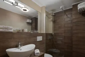 Honour and Grace Hotel - Bathroom