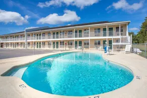 Super 8 by Wyndham Monticello - Pool