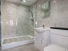 Harvenna Cottage - Bathroom
