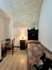 GIOVINAZZO HISTORIC APULIA old town stone house with private patio - Habitación