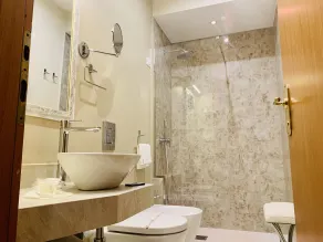 Massimo Plaza Hotel - Bathroom