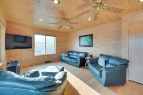 Lakefront Birchwood House w/ Deck + Fire Pit! - Innenbereich