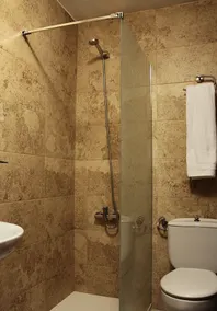 hostal restaurante aguilar - Bathroom