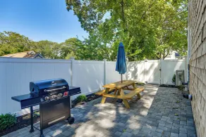 Walk to Main St: Osterville Village Gem w/ Patio - Innvendig