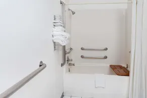 Super 8 by Wyndham Chicago O'Hare Airport - Bathroom