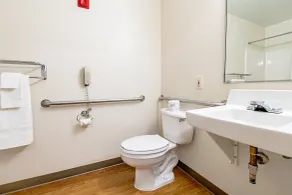 HomeTowne Studios by Red Roof Tacoma - Puyallup - Salle de bain