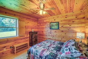 Cozy Cabin w/ Deck & Hot Tub in Blue Ridge Mtns! - Interiör