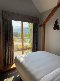 Lodge and Lantern - Room