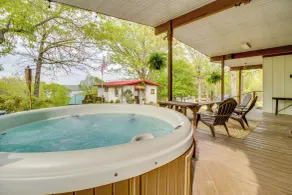 Group Getaway by Norfolk Lake! Soak, Play & Unwind - Interiör
