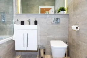 Absolute Stays on Grosvenor-luton Airport-st Albans Train Station-harry Potter - Bathroom