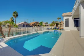 Pool + Lakefront: Upscale Glendale Getaway - Innvendig