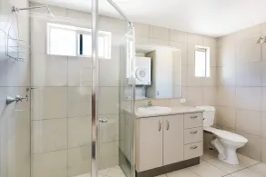 Cranbourne Court Beachside Apartments - Baño