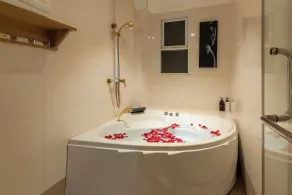 Truong Thinh Hotel - Bathroom