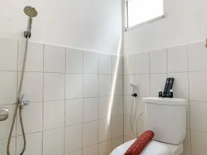 Cozy 2Br At Delta Cakung Apartment - Badrum