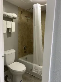 Motel 6 Newport News, VA – Fort Eustis - Baño
