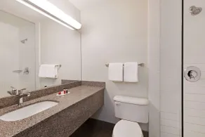 Super 8 by Wyndham Calgary Shawnessy Area - Casa de banho