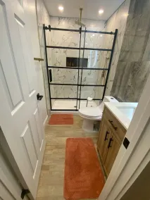 10 Burnett Home - Badrum
