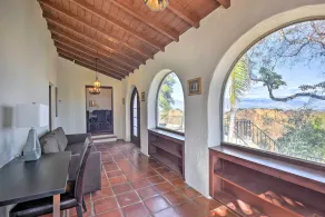 'The Castle' Hacienda Heights Home w/ Patio & Pool - Innvendig
