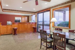 Super 8 by Wyndham Mount Vernon - Lobby