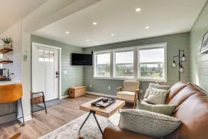 Idyllic Enumclaw Studio w/ Mount Rainier Views - Interior