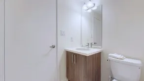 Modern 3-bedroom Oshawa Home - Badezimmer