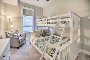 Luxe Manistee Condo w/ Balcony & River Views! - Innvendig