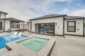 Pool, Hot Tub, Dock & Views! Luxe Moses Lake Manor - Interiør