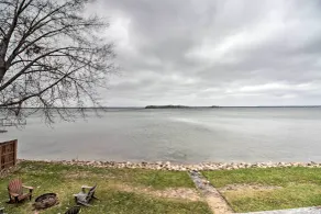 Breezy Point Escape w/ Views, Dock & Fire Pit! - Innvendig