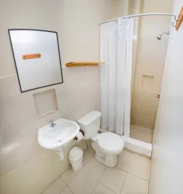 Chescos Hotel - Bathroom