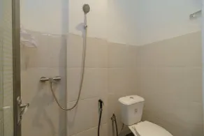 RedDoorz Syariah near RSUD Siti Fatimah Palembang - Bathroom
