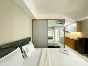 Minimalist Studio Room LRT City Jatibening Apartment - Zimmer