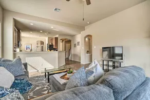 San Antonio Retreat w/ Fireplace + Pool Access! - Interiør