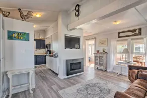 Seaside SK Getaway: Steps to Matunuck Beach! - Interiör