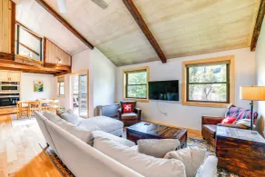 Skier's Paradise: Townhome w/ Deck in Cortland! - Innvendig