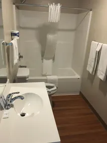 Rolling Hills Lodge - Bathroom
