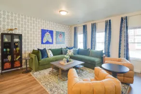 Near TBK Bank Sports Complex: Quad Cities Townhome - Interiör