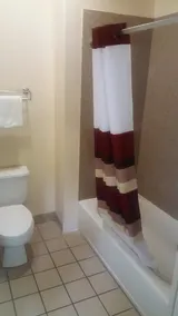 Red Roof Inn & Suites Houston – Humble/IAH Airport - Salle de bain