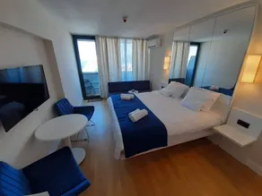 Apartment with view of the sea and city  - Zimmer