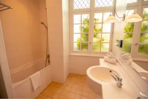 Hôtel Le Donjon - Cœur de La Cité Médiévale - Bathroom