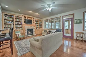 Lake Michigan Waterfront Home: 1 Mile to Downtown! - Interiör