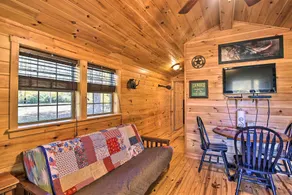 Rural Cabin Hideaway w/ Fire Pit & Mtn Views! - Interiör