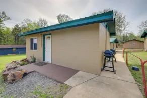 Near Greers Ferry Lake! Cabin w/ Resort Perks - Innenbereich