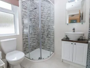 Dono's Lodge - Bathroom