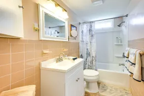 Charming Niantic Vacation Rental: Walk to Beach! - Badeværelse