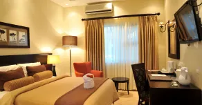Cresta Riley's Hotel - Room