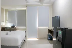 Modern Look and Homey Studio Apartment Gateway Park LRT City Jatibening By Travelio - Zimmer