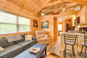 Hunt & Fish Nearby! Peaceful & Remote Bostic Cabin - Innvendig