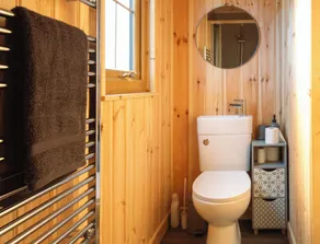 Head For The Hills Glamping - Skylark Shepherd's Hut - Badezimmer